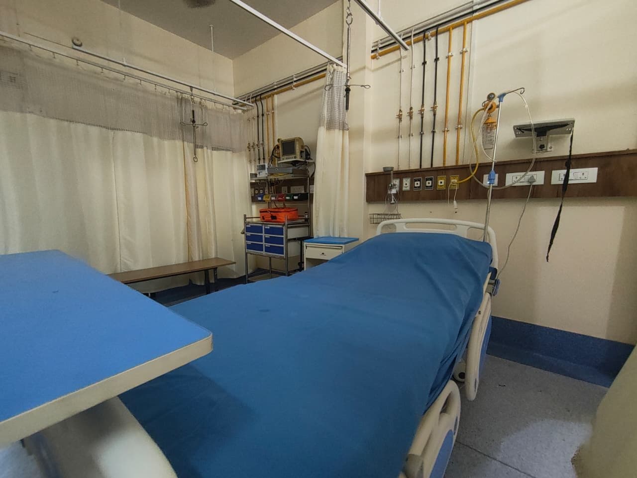 Emergency ward bed with oxygen supply at BBSM Nursing Home, Raebareli