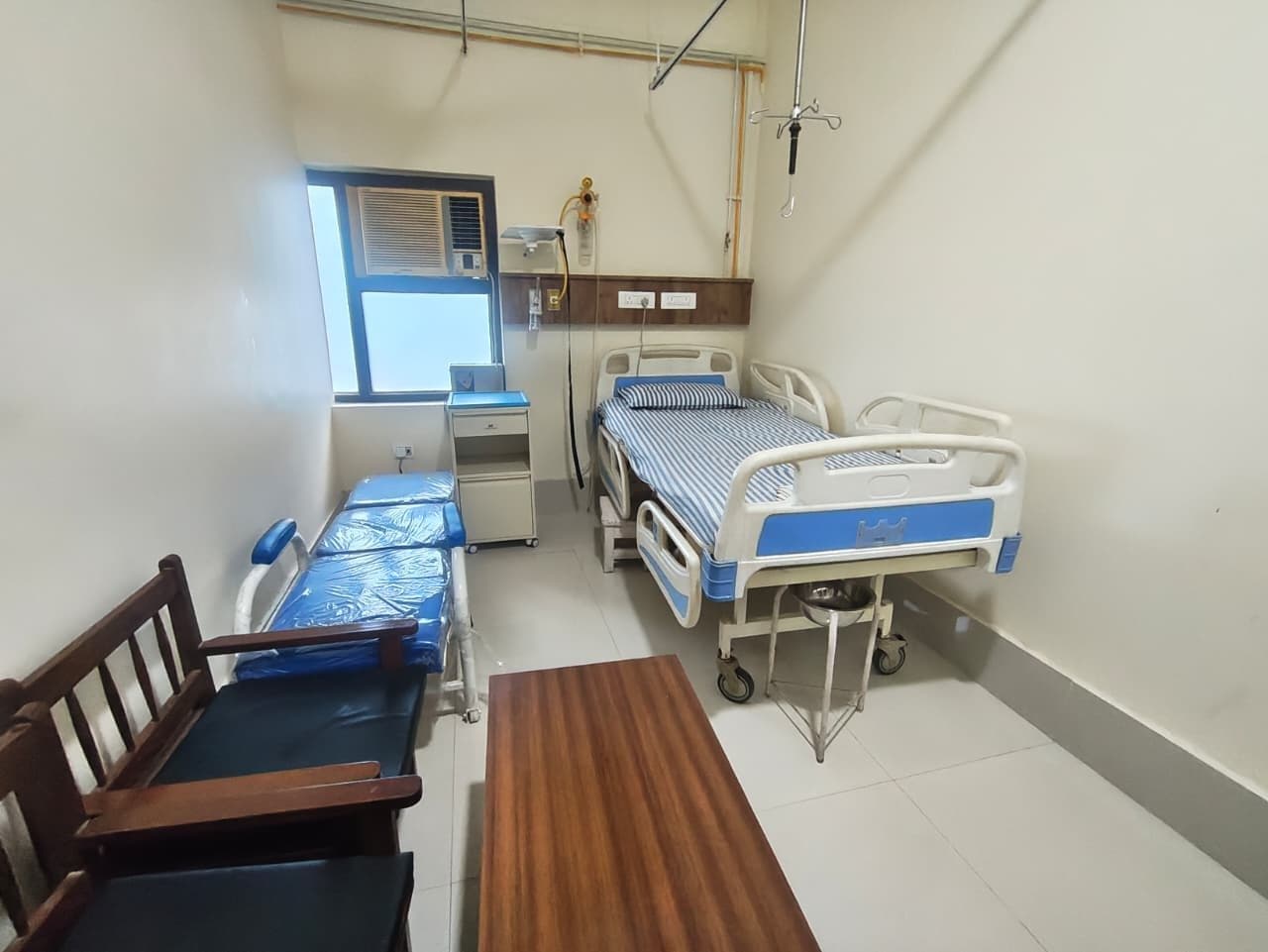 Patient room with attendant seating at BBSM Nursing Home, Raebareli